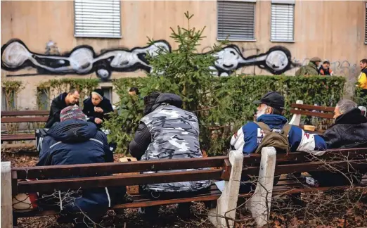  ?? Fotografij­e Črt Piksi ?? Brezdomci pogosto posedajo na klopcah javnih parkov.