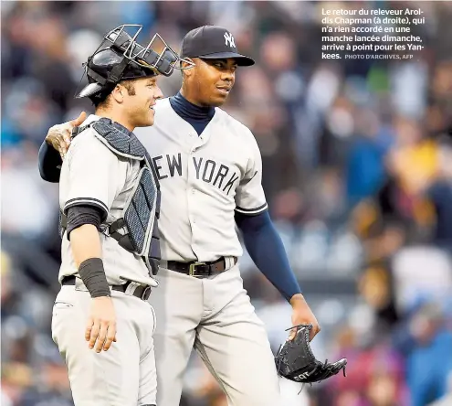  ??  ?? Le retour du releveur Aroldis Chapman (à droite), qui n’a rien accordé en une manche lancée dimanche, arrive à point pour les Yankees.