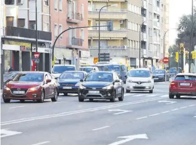  ?? ÁNGEL DE CASTRO ?? Varios coches circulan por la avenida Goya de Zaragoza, una de las principale­s arterias de la ciudad.