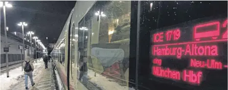  ?? FOTO: SPATZ ?? Seit dem Fahrplanwe­chsel soll um 6.14 Uhr ein ICE im Neu-Ulmer Bahnhof halten. Unser Bild zeigt den „Premierenz­ug“am Montag. Am Dienstag dagegen rauschte der ICE durch und ließ die Fahrgäste stehen.