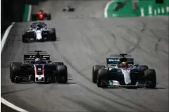  ?? FOTO: HONE/LAT/REX/ALL OVER PRESS ?? Verdensmes­teren Lewis Hamilton passerer Grosjean.