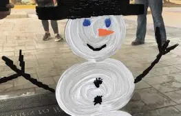  ?? JEFF HAMPTON
Virginian-Pilot/TNS ?? Connie Leech and her husband, Thom, are reflected in the front door of Peak Resources Outer Banks in Nags Head, N.C., as they check out her snowman painting.