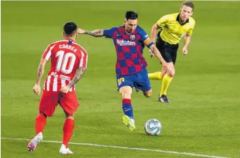  ?? Photos / AP ?? Barcelona’s Lionel Messi (centre) scored his 700th goal in a 2-all draw against Atletico Madrid.
Bruno Fernandes (red, below) was on target twice for Manchester United against Brighton.