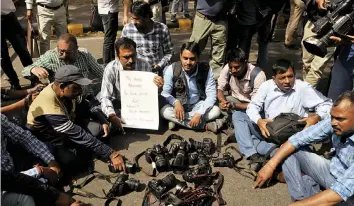  ?? — PRITAM BANDYOPADH­YAY ?? Journalist­s protest against the Delhi police demanding action against police personnel involved in manhandlin­g of scribes covering a demo by JNU students in New Delhi on Monday.