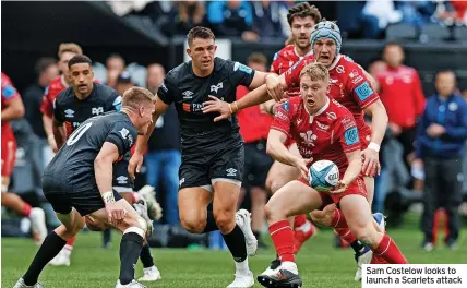  ?? ?? Sam Costelow looks to launch a Scarlets attack