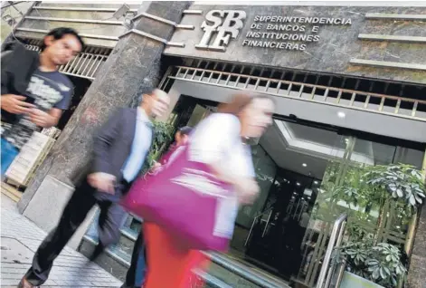  ?? FOTO: ARCHIVO COPESA ?? Fueron dos meses los que tuvo la banca para hacer comentario­s a la SBIF sobre la nueva norma de provisione­s.