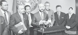  ?? — Gambar Bernama ?? KAJI SEMULA: Mukhriz (tengah) pada sidang media selepas Mesyuarat Exco Kerajaan Kedah di Wisma Darul Aman, Alor Setar, semalam.