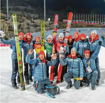  ?? Foto: Daniel Kaufmann, dpa ?? Die deutsche Skisprung Mannschaft hatte in Südkorea einiges zu feiern. Vier Medaillen gab es für sie: ein Mal Gold und drei Mal Silber. Mark Dorfmüller (obere Reihe rechts) aus Ulm war mit dabei.