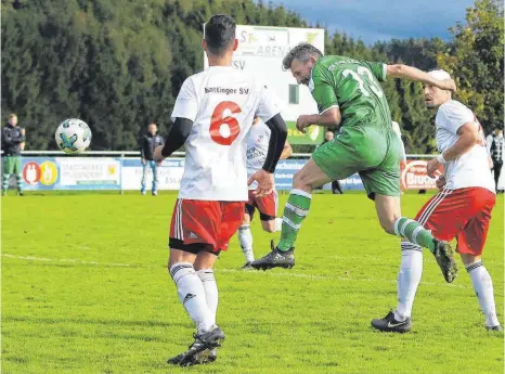  ?? FOTO: BODON ?? Ex-Profi Alexander Schnetzler (M.) ist für den TSV Aach-Linz am (Kopf-)Ball. Auch Falih Verep (Hattingen,re.) kann ihn nicht stören.