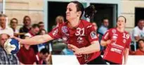  ??  ?? Zurück am Ball: THC-Spielführe­rin Kerstin Wohlbold hat ihre Erkrankung überwunden. Foto: Sascha Fromm
