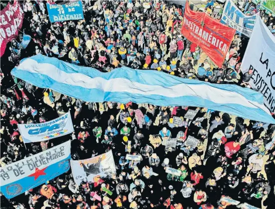  ?? LUIS ROBAYO / AFP ?? Manifestac­ió dels sindicats i el sector social aquest mes a Buenos Aires per la implantaci­ó d’una renda bàsica universal
