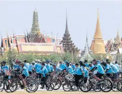  ?? PATIPAT JANTHONG ?? Cyclists set out for the mass biking event as they make their way past the Grand Palace.