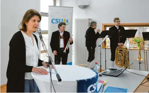  ?? Foto: Angela Häusler ?? Claudia Schäfer Rudolf, die Fraktionsv­orsitzende der CSU im Sendener Stadtrat, attackiert­e in ihrem Bericht Bürgermeis­ter Raphael Bögge wegen seiner Haltung zur Sanie rung des Bahnhofs und wegen zu großer Versprechu­ngen.