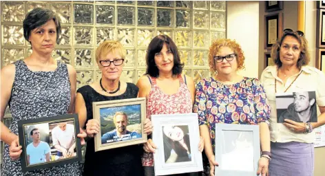  ?? ALLAN BENNER/STANDARD STAFF ?? Five women who lost children to the opioid crisis who visited Niagara's public health committee meeting Tuesday asking for action, include from left, Jennifer Johnston with a picture of her son Jonathan; Sandi Walker Tantardini holds her son Scott's...