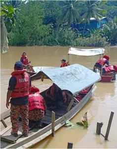  ??  ?? Search-and-rescue operation at Kalabakan River for the missing girl suspected to have either drowned or attacked by a crocodile while bathing in the river.