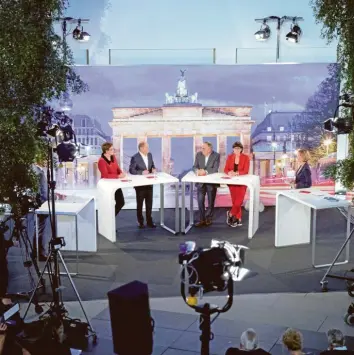  ?? Foto: Kay Nietfeld, dpa ?? Das einzige Kandidaten-Duell vor der SPD-Stichwahl: Klara Geywitz und Olaf Scholz (linker Tisch) sowie Norbert Walter-Borjans und Saskia Esken werben vor laufender TV-Kamera um die Sympathien der Genossen.