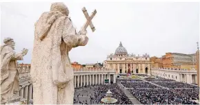  ?? FOTO: DPA ?? Normalerwe­ise treffen sich viele Menschen zu Ostern auf dem Petersplat­z zur Ostermesse. In diesem Jahr bleibt der Platz in der italienisc­hen Hauptstadt leer.