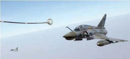  ??  ?? Le rythme du renouvelle­ment des systèmes d'armes et de la modernisat­ion des plus anciens – comme ce Mirage 2000D au ravitaille­ment – est insuffisan­t. (© US Air Force)
