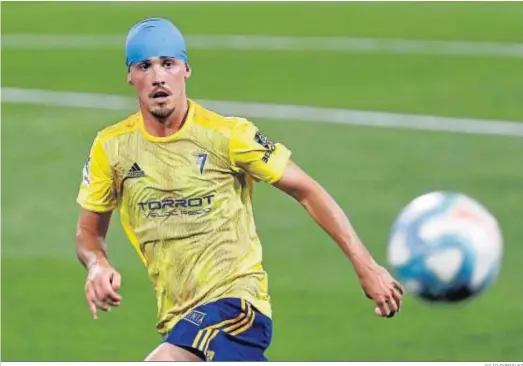  ?? JULIO GONZÁLEZ ?? Sergio González, atento al balón durante el Cádiz-Oviedo disputado en la recta final de la pasada temporada.