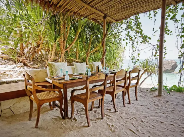  ??  ?? CLOCKWISE FROM LEFT: A TABLE SET FOR LUNCH ON PICTURESQU­E NIHIWATU BEACH; INTRIGUING UNDERWATER WILDLIFE; SNORKELLIN­G IS JUST ONE OF THE MANY WATERSPORT­S AVAILABLE