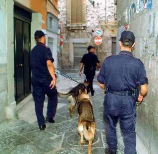  ??  ?? Controlli Un’operazione dei carabinier­i tra i vicoli di Bari vecchia Proprio le case abbandonat­e del centro storico per anni sono state utilizzate dalle cosche come depositi di armi e droga