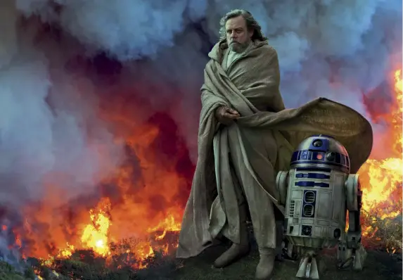  ??  ?? Mark Hamill, 68 anni, alias Luke Skywalker, con il robottino R2-D2. Pagina accanto: Kylo Ren e Rey in mezzo alla tempesta. Rey passerà al lato oscuro come dicono i gossip?