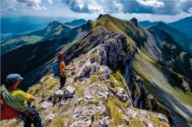  ??  ?? Ci-dessous : Martin HURTAJ et Nicolas BOSQUELLE les superbes canelures de la voie de la face est du Pic de l’Aiguille, L8:4c, Dévoluy.
En bas : Nicolas BOSQUELLE et Martin HURTAJ au retour sur l’Arête Sud du Pic de Gleize, Dévoluy.