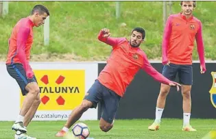  ?? FOTOS: PEP MORATA ?? La plantilla barcelonis­ta cubrió un exigente circuito dispuesto por Luis Enrique tras los clásico rondos del inicio del entrenamie­nto