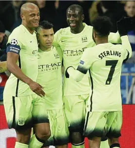  ?? EPA ?? Quick off the mark: City players congratula­te Aguero (centre left)