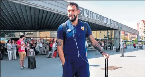  ??  ?? EN VALENCIA, TRAS LA GIRA POR NORTEAMERI­CA. Negredo lleva realizando la pretempora­da con el Valencia desde el primer día.