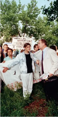  ?? Foto: dpa ?? Demonstran­ten stellten sich am 26. Mai 1993 Abgeordnet­en in den Weg.