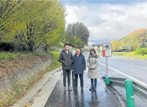  ?? Foto: cedida ?? El alcalde de Lesaka, Ladis Satrústegu­i, el consejero de Cohesión Territoria­l, Bernardo Ciriza, y la directora general de Transporte­s y Movilidad Sostenible, Berta Miranda, en la visita a la zona donde se ubicará el nuevo carril bici.