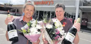  ?? CHRIS WHITEOAK.
AN144202 ?? Sisters Sherrie McCaul (left) and Sue Hudson have been congratula­ted for both achieving 25 years’ loyal service with Sainsbury’s, in Farnham.