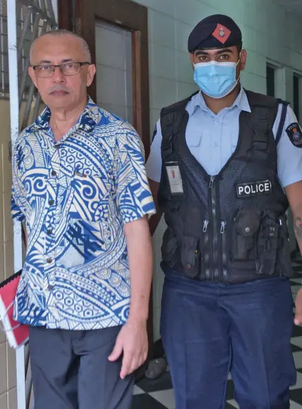  ?? Photo: Ashna Kumar ?? Nausori Highlands murder accused Muhammad Raheesh Isoof escorted by Police Constable Pritesh Nadan to the court house cell block outside the High Court in Lautoka on December 24, 2021.