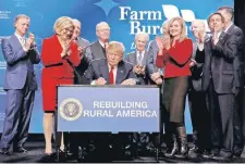  ??  ?? El presidente Donald Trump ayer, durante su participac­ión en la Convención de Granjeros Americanos, en Nashville, Tennessee.