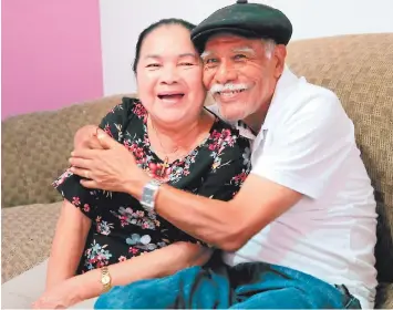  ??  ?? Julia Estela Salas y Julio César Cruz se enamoraron hace 51 años y hoy su amor sigue creciendo.
