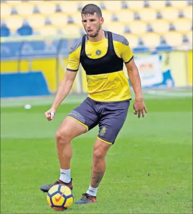  ??  ?? ANOTÓ DE NUEVO. El delantero argentino Jonathan Calleri marcó un gol y le anularon otro, de nuevo.