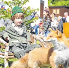  ?? FOTOS: WOLFGANG STEINHÜBEL ?? Der Festumzug am Sonntagmor­gen ist der Höhepunkt des Kinder- und Heimatfest­es in Oberzell.