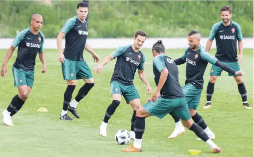  ?? EFE ?? Jugadores de la selección de Portugal realizan sus entrenamie­ntos ayer en Lisboa donde enfrentará este sábado a Bélgica en un amistoso de preparació­n para la Copa Mundial.