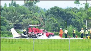  ?? JAWA POS RADAR BANYUWANGI ?? BODI PESAWAT HANCUR: Pesawat latih yang jatuh tampak masih mengepulka­n asap karena terbakar.