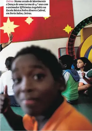  ??  ?? Oeiras Numa sessão de Movimento e Dança de uma turma de 4.º ano com o animador Efthimios Angelakis na Escola Básica Pedro Álvares Cabral, em Porto Salvo, Oeiras.