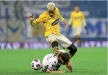  ??  ?? Barcelona…Byron Castillo rides a tackle