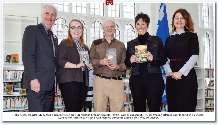  ??  ?? John Keyes, président du conseil d’administra­tion du SILQ; Victoria Grondin, finaliste; Martin Fournier gagnant du Prix de création littéraire dans la catégorie jeunesse; Lyne Vanier, finaliste et Natasha Jean membre du comité exécutif de la Ville de...