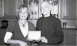  ?? ANTJE-GESINE MARSCH ?? Der Greizer Dichter Günter Ullmann, wenige Wochen vor seinem Tod, mit der Illustrato­rin Evelyn Lackner-drosdeck bei der Vorstellun­g des Kinderbuch­s „Die Vögel sind musikalisc­he Leute“(Archivfoto).