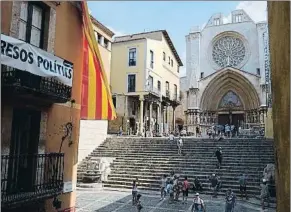  ?? XAVI JURIO ?? Banderas españolas en los barrios, pero una gran estelada ante la catedral