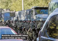  ??  ?? Russische Spezialkrä­fte stehen vor der Schule auf der Krim.