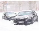  ?? FOTO: MARCEL KUSCH/DPA ?? Diese zwei Fahrzeuge steckten in Bielefeld im Schneetrei­ben fest.