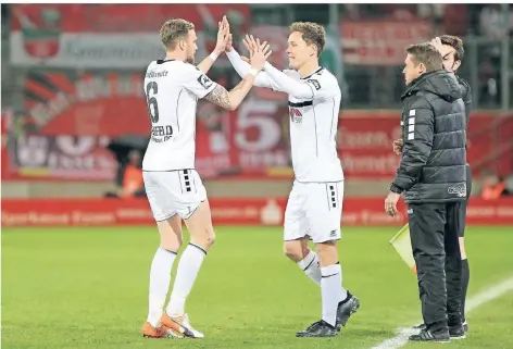  ?? ARCHIV: REVIERFOTO ?? Kevin Großkreutz (li.) oder Alexander Bittroff (re.)? Beim Pokalsieg in Essen trafen sich beide hier beim Spielerwec­hsel.