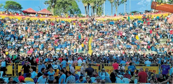  ?? FOTO CORTESÍA INSTITUTO DE CULTURA DE TURISMO /Q’HUBO ?? Los 10 mil asistentes bailaron al son de la salga y llevaron Campañas y maracas para seguir el ritmos de las canciones.