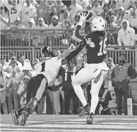  ?? MATTHEW O'HAREN/USA TODAY SPORTS ?? Penn State tight end Khalil Dinkins (16) makes a catch in the end zone in front of Iowa's Xavier Nwankpa on Saturday.